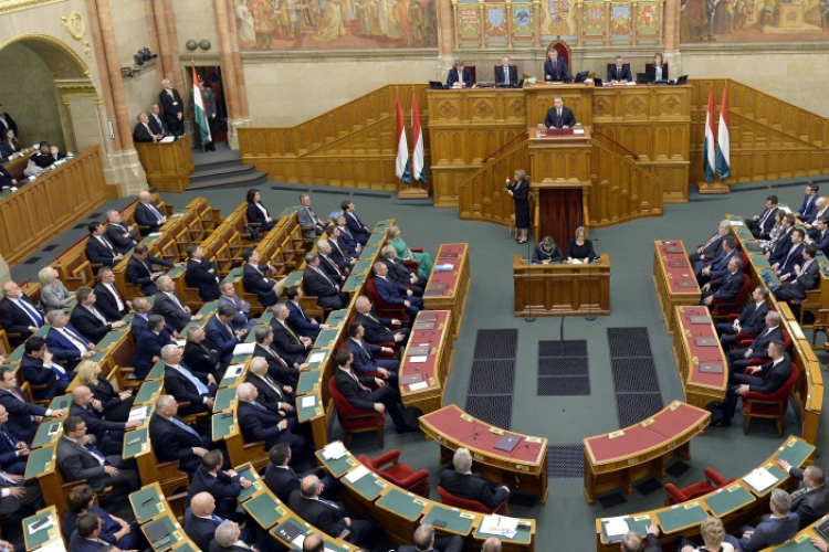 A kormányt kérdezik a képviselők