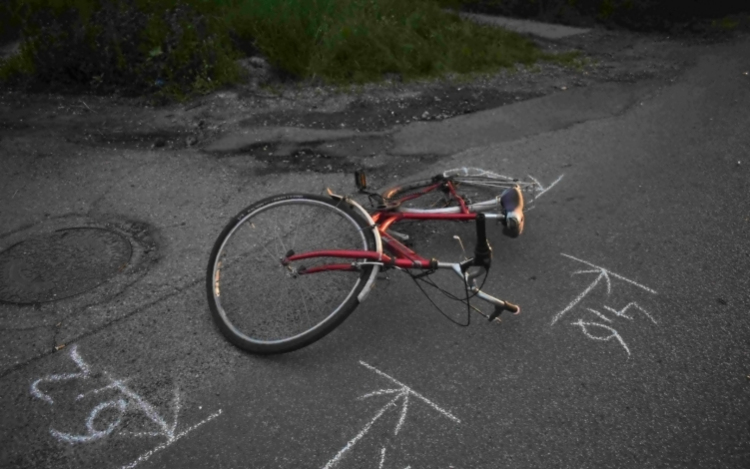 Elgázolt egy biciklis gyereket, majd elhajtott a nő