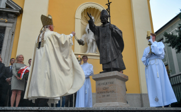 Felavatták Szent II. János Pál pápa szobrát Debrecenben