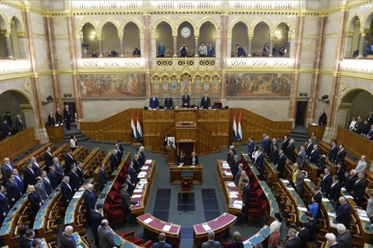 Idei első ülésébe kezd a parlament