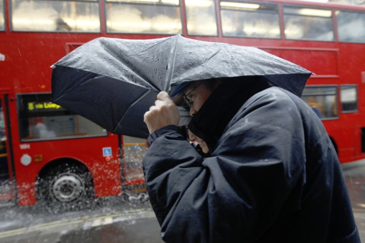 Brit vihar - Súlyos fennakadások a közlekedésben