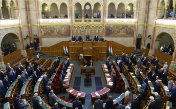 A koronavírus-törvény meghosszabbításáról szavaz a parlament 