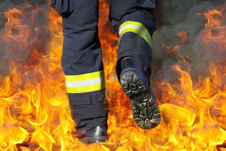 Leégett egy raktárépület Maglódon, a szomszédos lakóépületből több embert átmenetileg kimenekítettek 