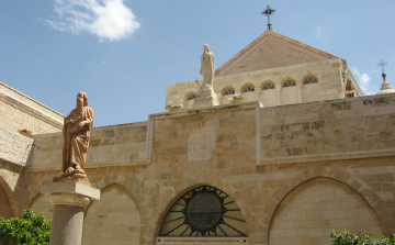 Ismét megtelt a Szent Katalin-templom Betlehemben a karácsonyi éjféli misén