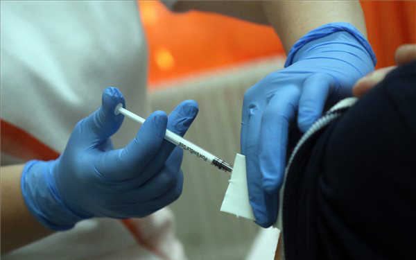 Hétfőn kezdik a 12-16 évesek beoltását Észak-Macedóniában