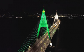 Óriás karácsonyfát varázsolt a Megyeri hídból a közút - VIDEÓ