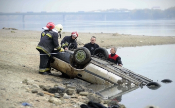 Autót találtak a rekord alacsony Dunában