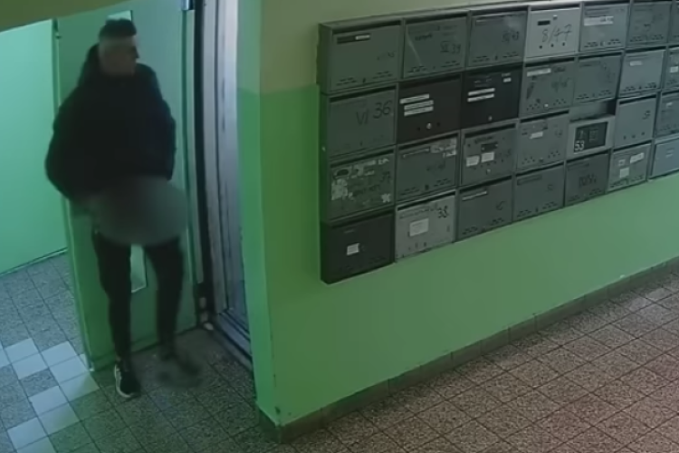 Kirugdalták a liftből a rájuk támadó szatírt Budapesten - Videó