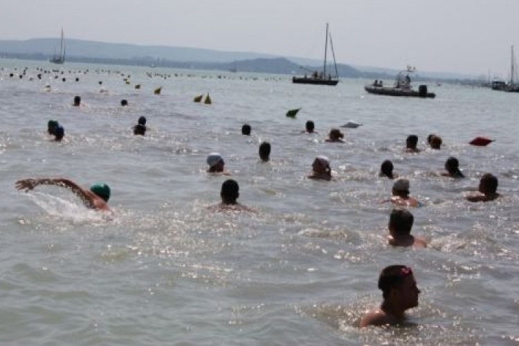 Csak gyakorlott úszók vágjanak neki a Balaton-átúszásnak