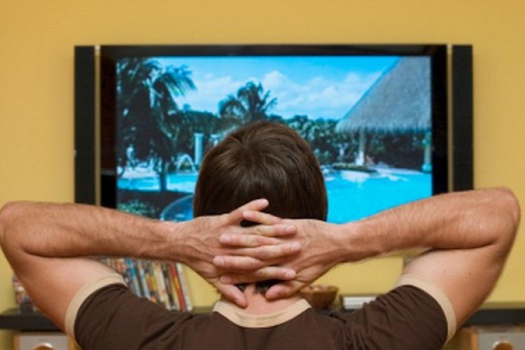 Többórás szabadidejüket leginkább tévézéssel töltik a magyarok egy felmérés szerint