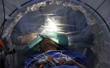 Új mélyagyi stimulációs eszközt ültettek be egy idős betegnek Szegeden