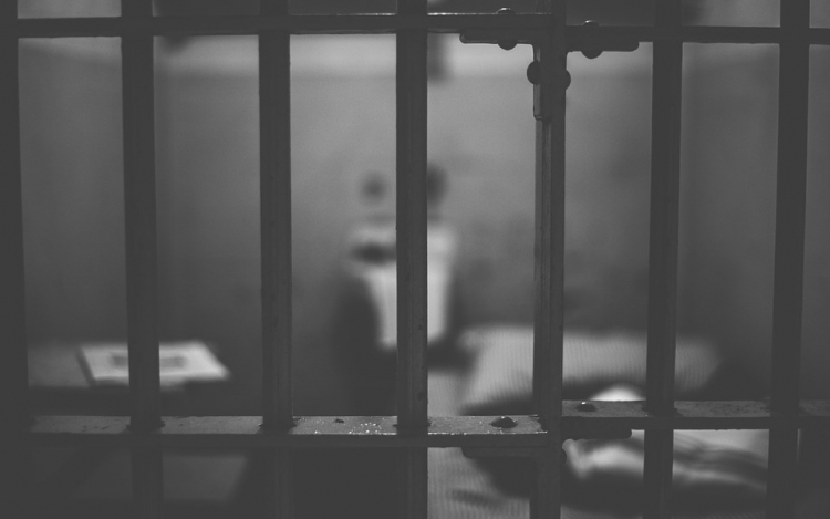 Gyermeket megkínzó rablót ítéltek el Tatabányán